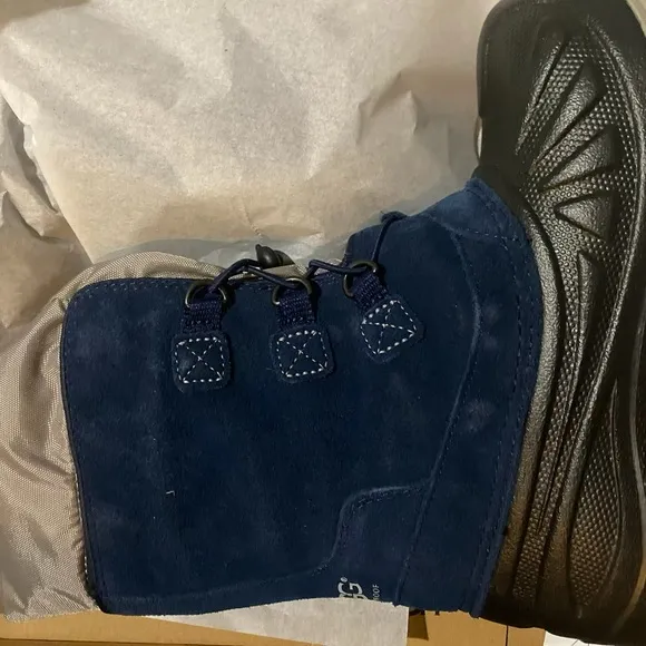 UGG Ludvig Boys Waterproof Snow Boots (1018190K) – Navy Suede, Youth Size 3