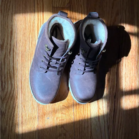 UGG Maple II Lace-Up Brown Leather Boots - Boys 5
