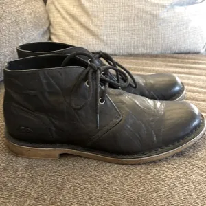 UGG Men's Black Leather Chukka Boots Size 9