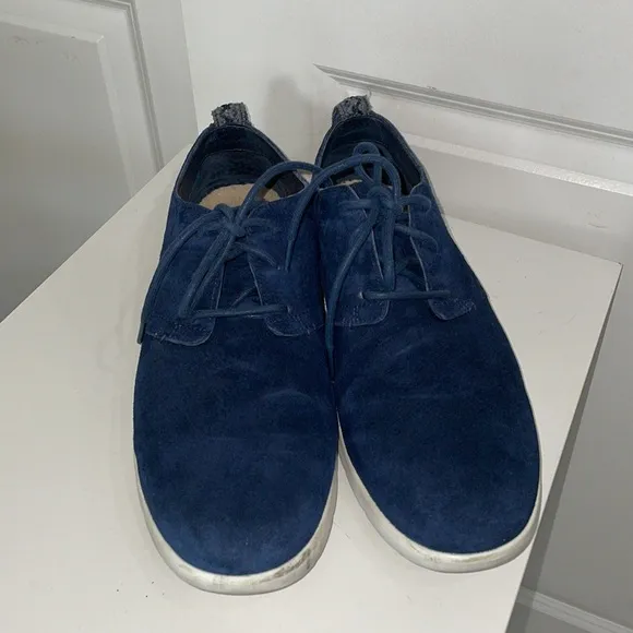 UGG Men’s Treadlite Chukka Boots size 11 Genuine Suede Embroidered Pull-on Logo