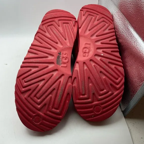 UGG Neumel II red suede chukka boots girls size 4Youth