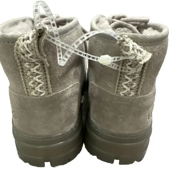 UGG Neumel suede