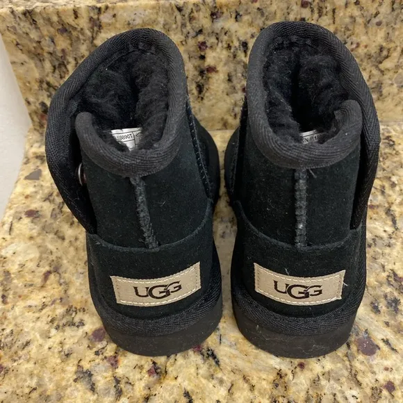 Ugg toddler boots size 8, brand new