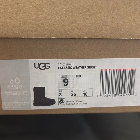 UGG toddler size 9 classic wear short black boots
