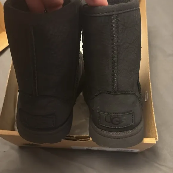 UGG toddler size 9 classic wear short black boots