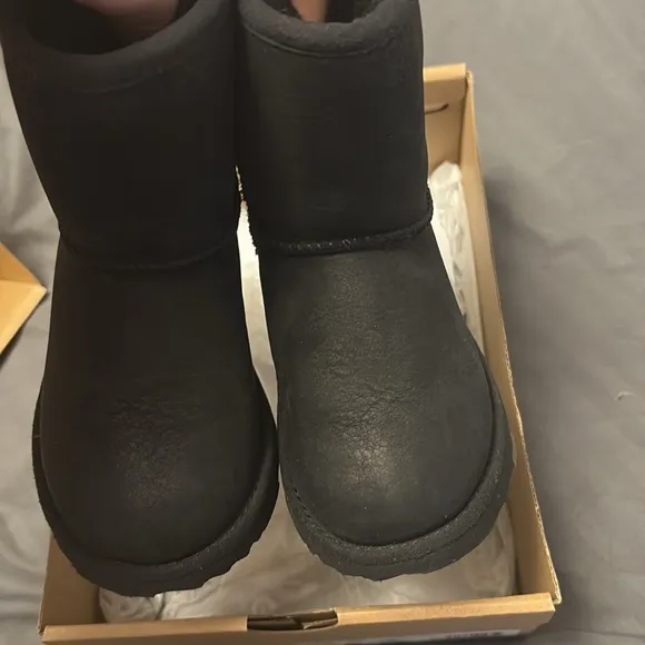 UGG toddler size 9 classic wear short black boots