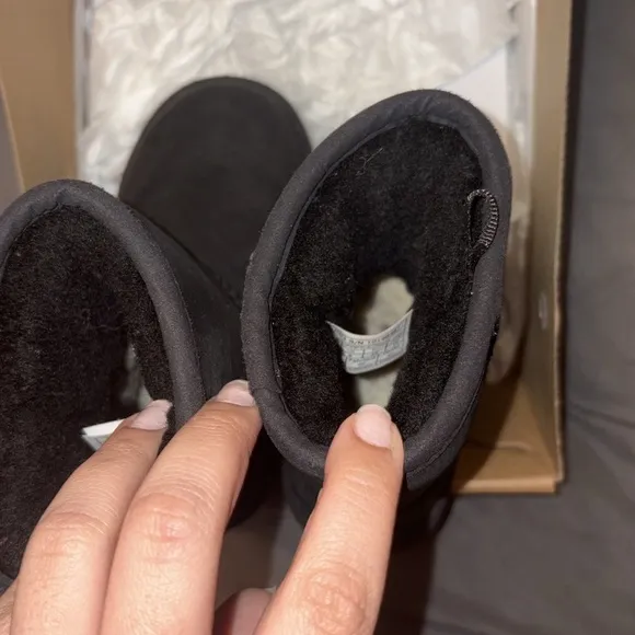 UGG toddler size 9 classic wear short black boots