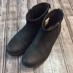 UGG Women Attell Boot Size 8 Black Leather Waterproof Sheepskin Shearling Short