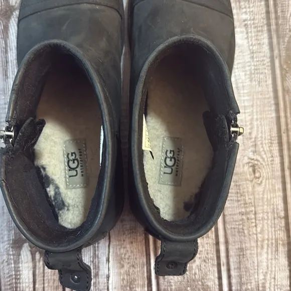 UGG Women Attell Boot Size 8 Black Leather Waterproof Sheepskin Shearling Short