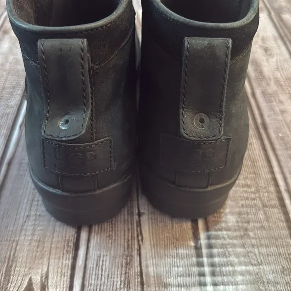 UGG Women Attell Boot Size 8 Black Leather Waterproof Sheepskin Shearling Short