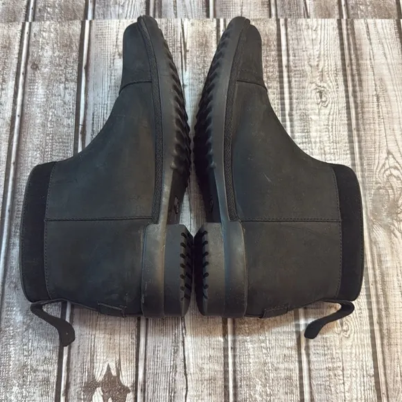 UGG Women Attell Boot Size 8 Black Leather Waterproof Sheepskin Shearling Short