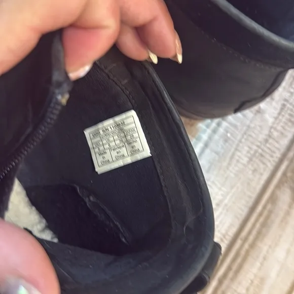 UGG Women Attell Boot Size 8 Black Leather Waterproof Sheepskin Shearling Short