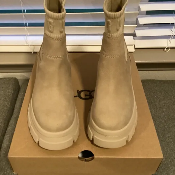UGG® Women's Brooklyn Pull-On Lug Chelsea Boots, size 7