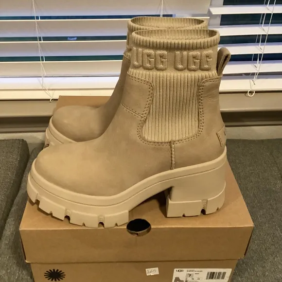 UGG® Women's Brooklyn Pull-On Lug Chelsea Boots, size 7