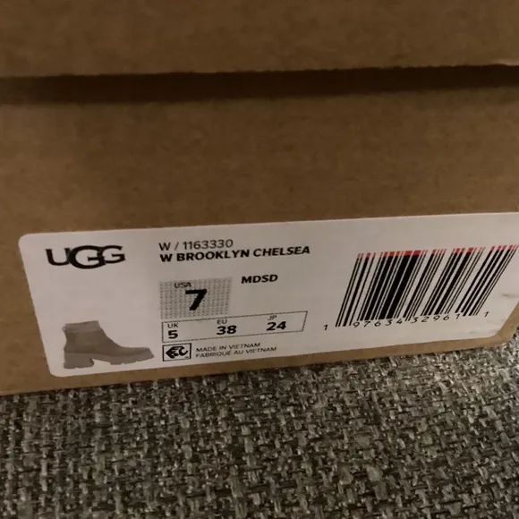UGG® Women's Brooklyn Pull-On Lug Chelsea Boots, size 7