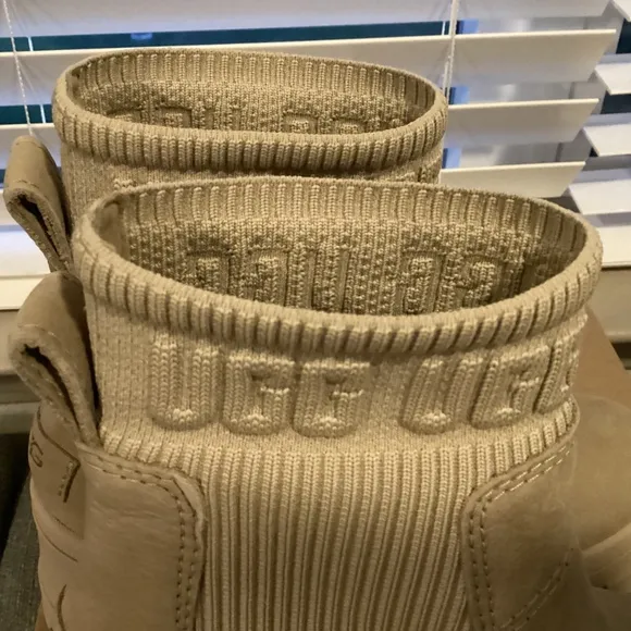 UGG® Women's Brooklyn Pull-On Lug Chelsea Boots, size 7