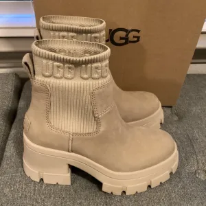 UGG® Women's Brooklyn Pull-On Lug Chelsea Boots, size 7