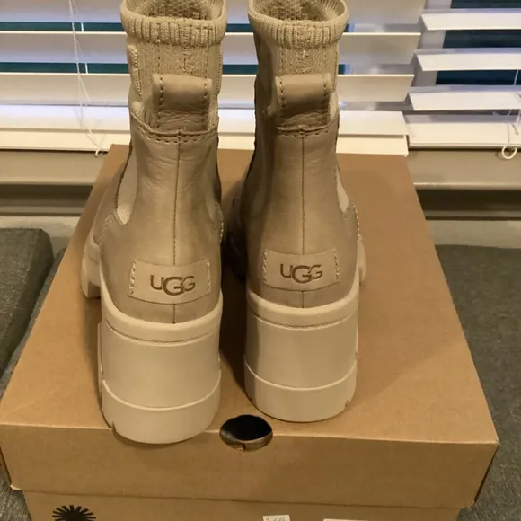 UGG® Women's Brooklyn Pull-On Lug Chelsea Boots, size 7