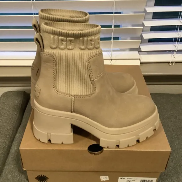 UGG® Women's Brooklyn Pull-On Lug Chelsea Boots, size 7