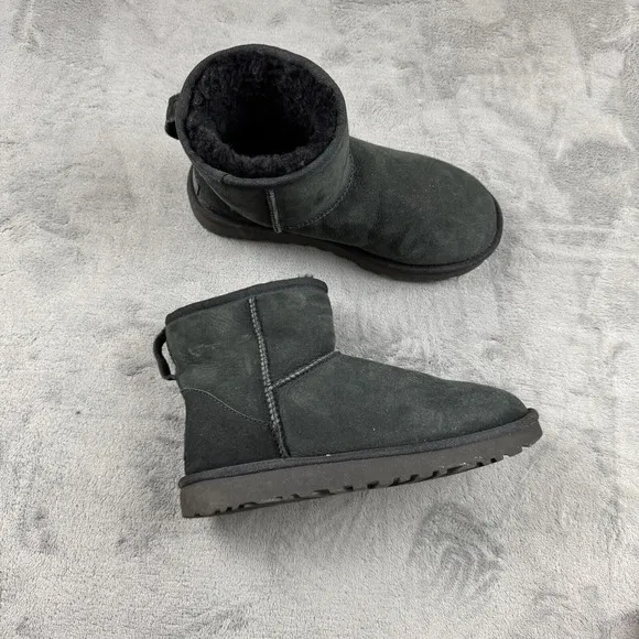 UGG Womens Classic Ultra Mini Boots Size 7 Black Ankle Fur Suede Snow Trendy