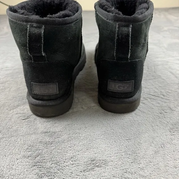 UGG Womens Classic Ultra Mini Boots Size 7 Black Ankle Fur Suede Snow Trendy