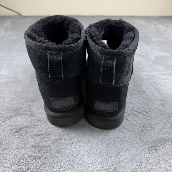 UGG Womens Classic Ultra Mini Boots Size 7 Black Ankle Fur Suede Snow Trendy