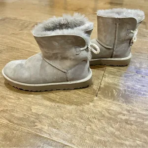 UGG Women’s Mini Bailey Bow II Boots Grey Size 8 EUC
