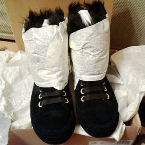 UGG Women's size 6M Ankle Boot