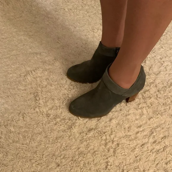 UGG WOMENS SUEDE ANKEI BOOTS