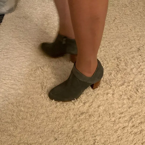 UGG WOMENS SUEDE ANKEI BOOTS
