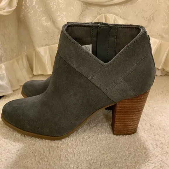 UGG WOMENS SUEDE ANKEI BOOTS
