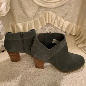 UGG WOMENS SUEDE ANKEI BOOTS