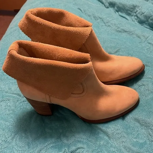 UGG Women’s Tan Thames Leather suede Boots w/Fold-Over Cuff Size 7 with S/N tag.