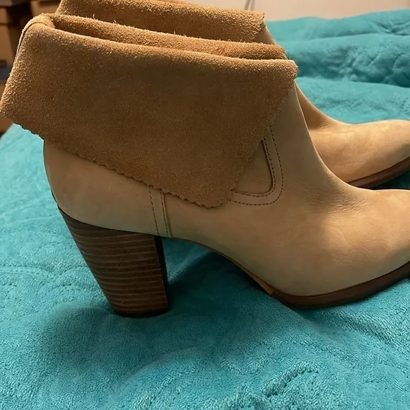 UGG Women’s Tan Thames Leather suede Boots w/Fold-Over Cuff Size 7 with S/N tag.