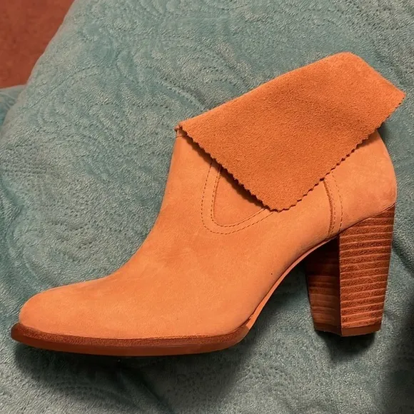 UGG Women’s Tan Thames Leather suede Boots w/Fold-Over Cuff Size 7 with S/N tag.