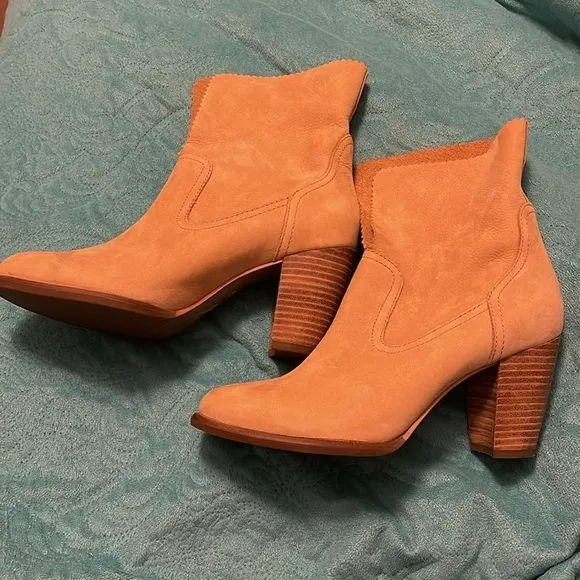 UGG Women’s Tan Thames Leather suede Boots w/Fold-Over Cuff Size 7 with S/N tag.