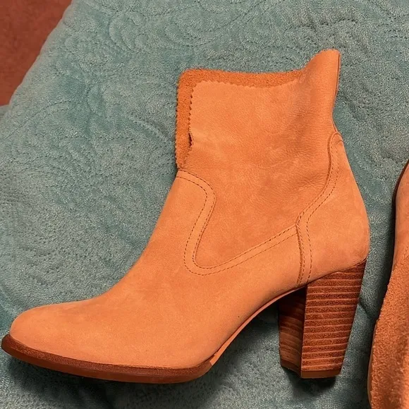 UGG Women’s Tan Thames Leather suede Boots w/Fold-Over Cuff Size 7 with S/N tag.