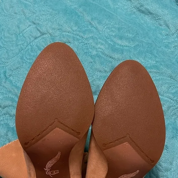 UGG Women’s Tan Thames Leather suede Boots w/Fold-Over Cuff Size 7 with S/N tag.