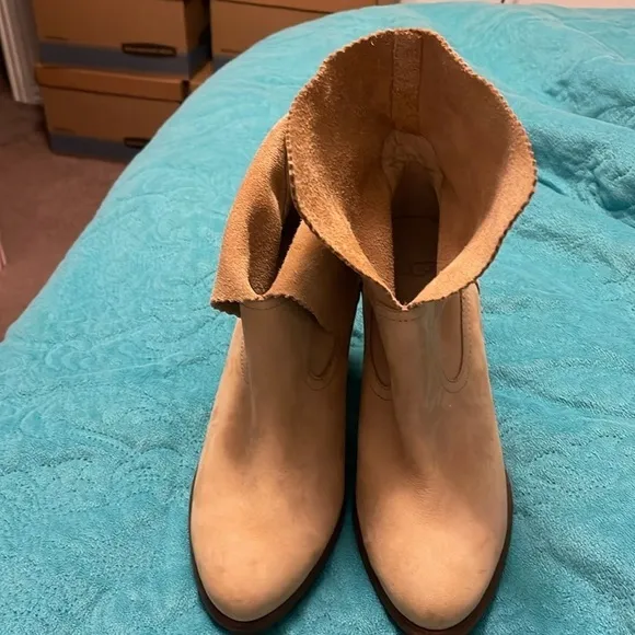 UGG Women’s Tan Thames Leather suede Boots w/Fold-Over Cuff Size 7 with S/N tag.