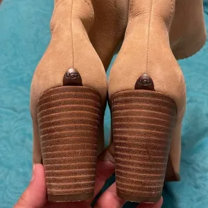 UGG Women’s Tan Thames Leather suede Boots w/Fold-Over Cuff Size 7 with S/N tag.