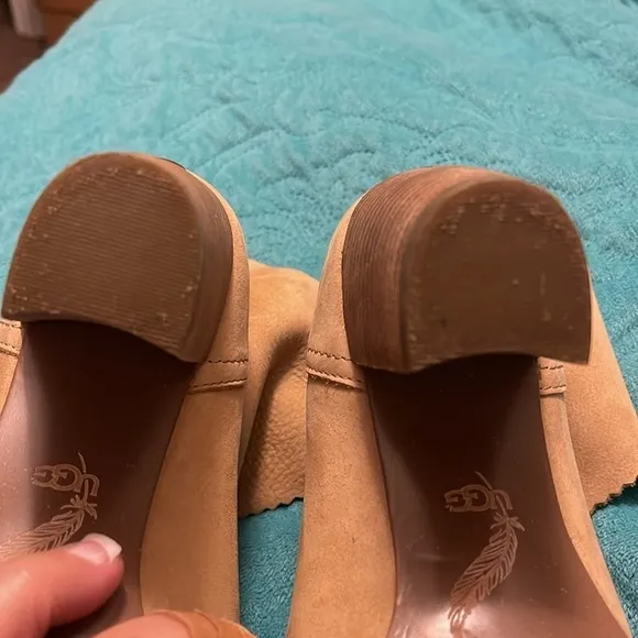 UGG Women’s Tan Thames Leather suede Boots w/Fold-Over Cuff Size 7 with S/N tag.