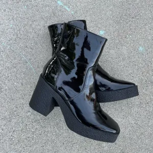 UO urban outfitters Patent Leather Chunky Heeled Aria Boots new without box goth