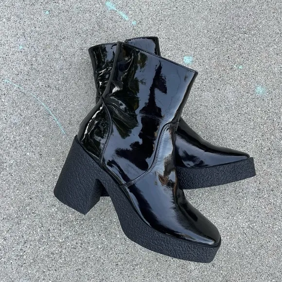 UO urban outfitters Patent Leather Chunky Heeled Aria Boots new without box goth