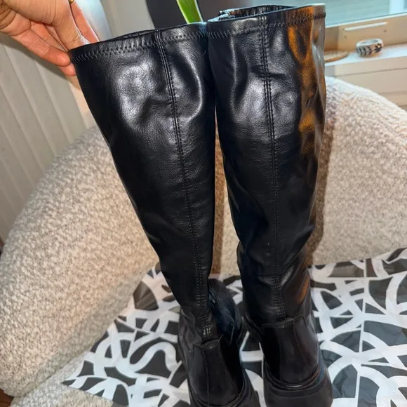 Vagabond Black Heeled Boots with Chunky Sole