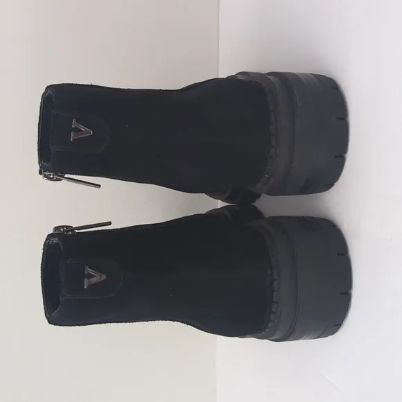 Valdini Lug Sole Suede Waterproof Black Boots  Canada Kayla size 8 LIKE NEW
