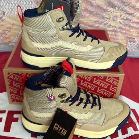 Vans WMNS Ultrarange ExoTaos TaupeVN0A4BVSYUUSneakers Boots