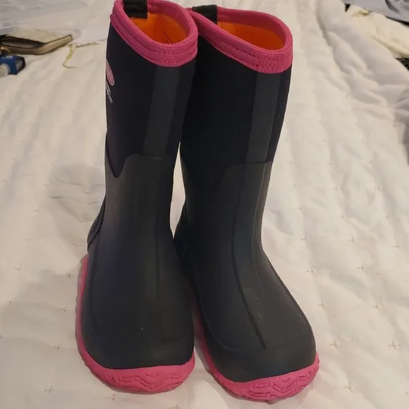 Vibrant Black and Pink Rain &amp; Snow Boots (26)