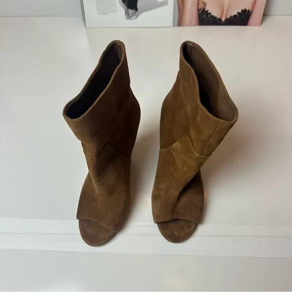 Vince Camuto Brown Leather suede Heeled Boots w/Chunky Heel and Peep-Toe Design