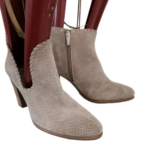 VINCE CAMUTO FERNLEE TAUPE PERFORATED SUEDE ANKLE BOOTS SIZE 12