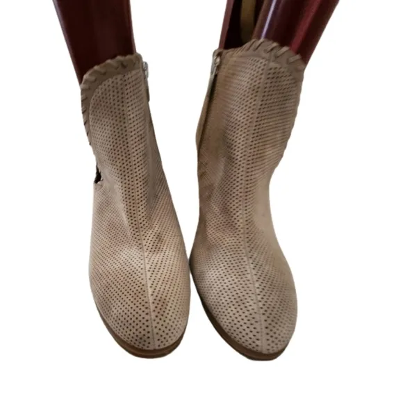 VINCE CAMUTO FERNLEE TAUPE PERFORATED SUEDE ANKLE BOOTS SIZE 12